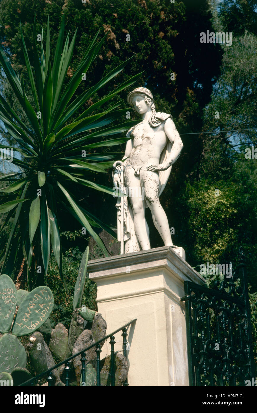 Una de las estatuas clásicas que bordea un tramo de escaleras en los jardines del Palacio Achilleion en Corfú, construido en 1890 por la emperatriz Elizabeth de Austria ahora abierta como un museo por el día y por la noche un casino Foto de stock