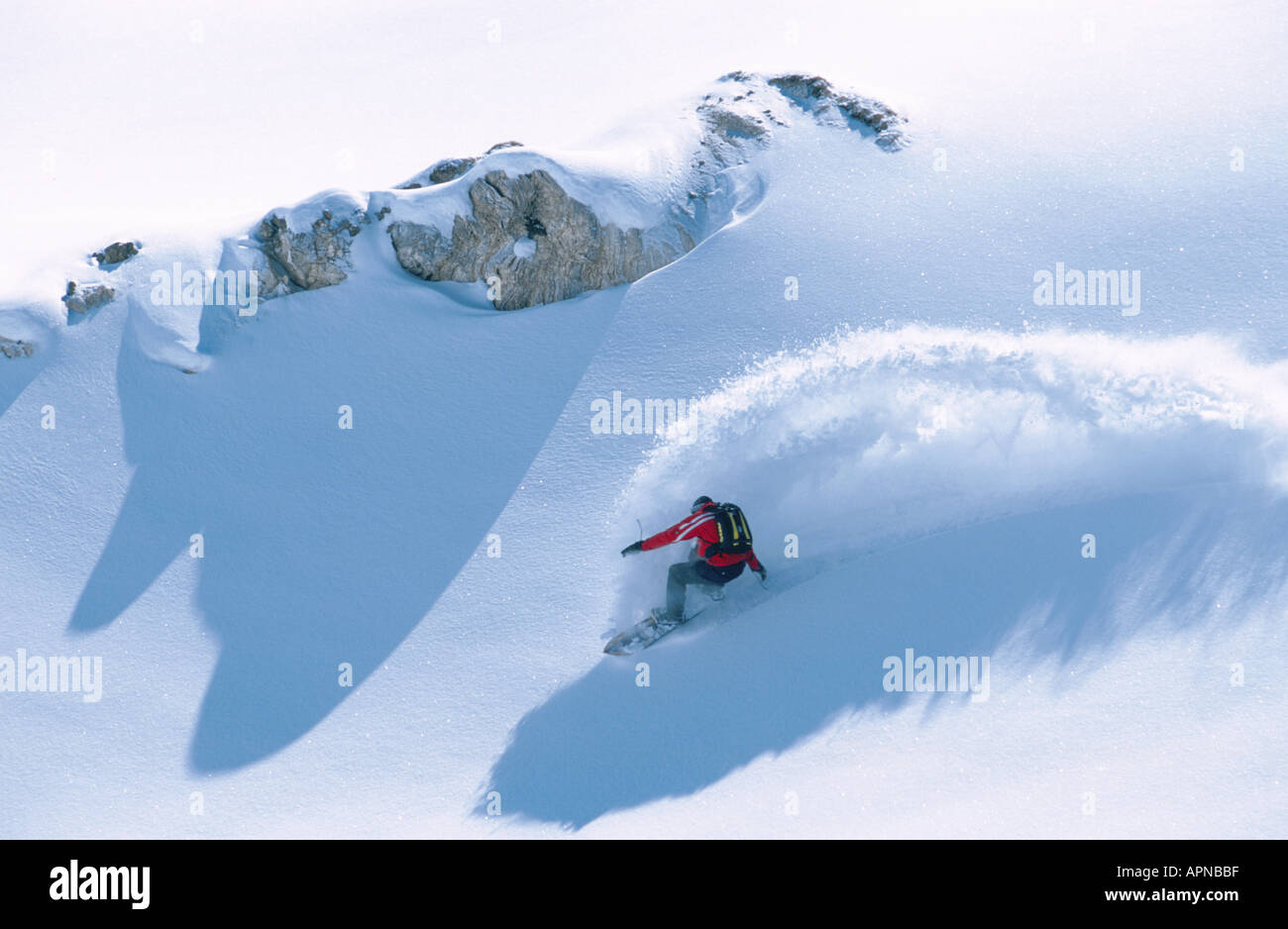 Snowboard, esquí en la nieve profunda, fuera de pista. Foto de stock