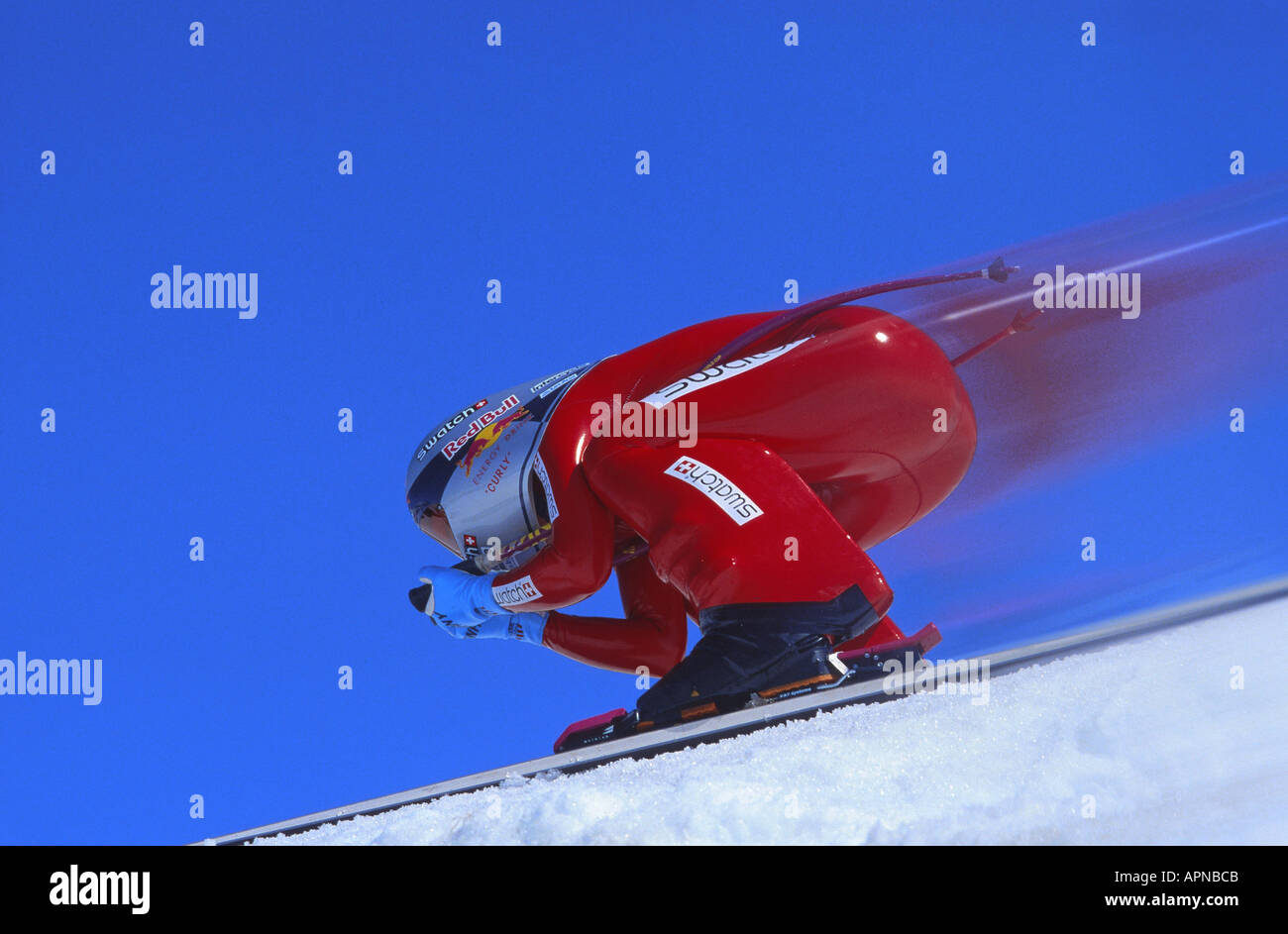 Esquí de velocidad, alta velocidad esquiador en la empinada ladera vestidos de traje y el casco de carreras. Foto de stock