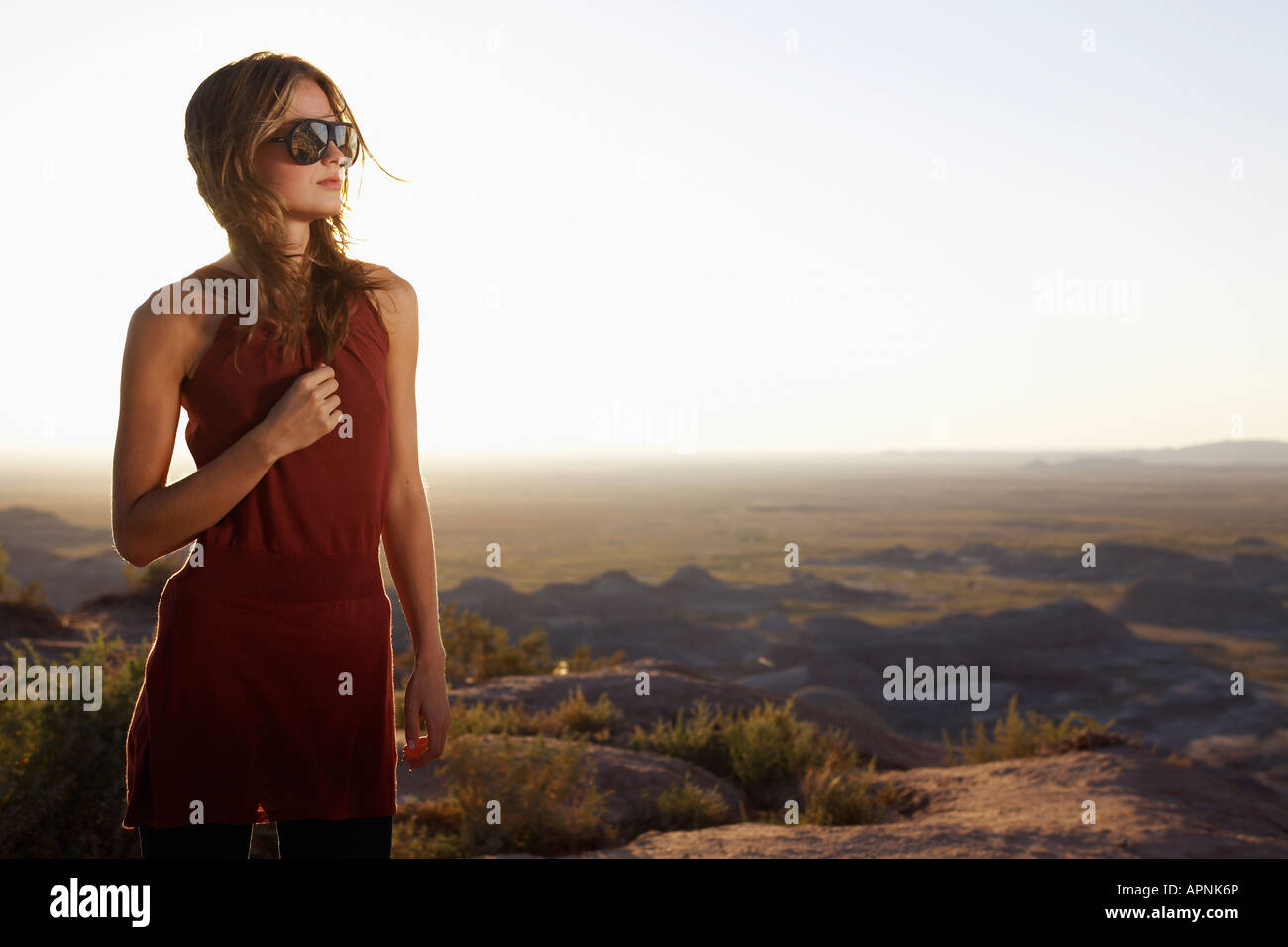 Mujer joven en la vestimenta y gafas de sol en el paisaje árido, Arizona,  EE.UU Fotografía de stock - Alamy