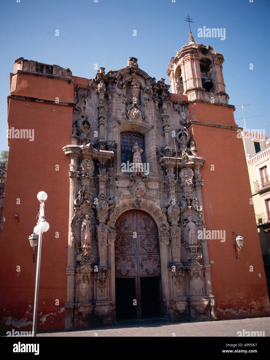 La iglesia de San Diego la fachada cóncavo suavemente es un ejemplo inusual  de estipites churrigueresco con medallones central stand a ambos lados de  la puerta Guanajuato Fotografía de stock - Alamy
