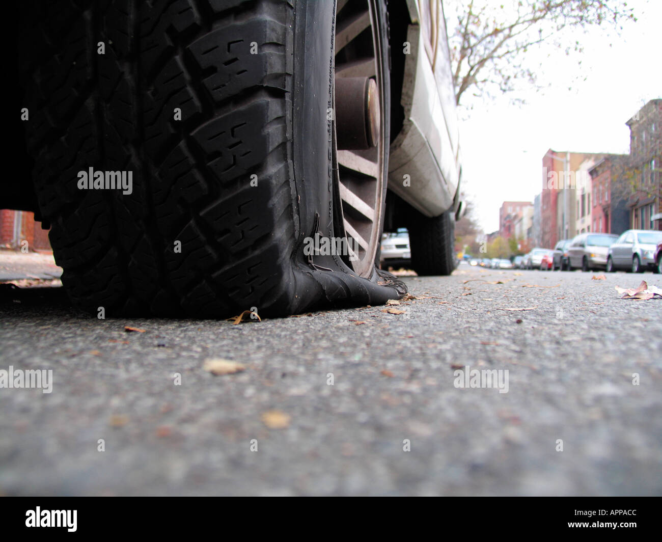 Neumático desinflado en la calle (cerrar), la ciudad de Nueva York, Nueva York, EE.UU. Foto de stock