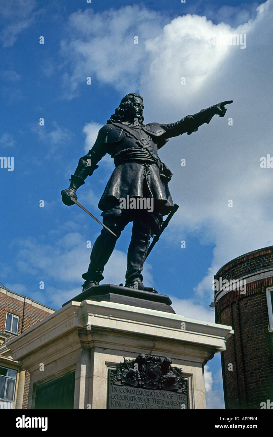 Estatua de bronce de John Hampden cuyo desafío del rey Carlos I comenzó la guerra civil inglesa Foto de stock