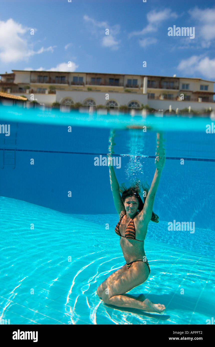 Mujer en bikini bajo el agua en la piscina del hotel agua arriba Fotografía  de stock - Alamy