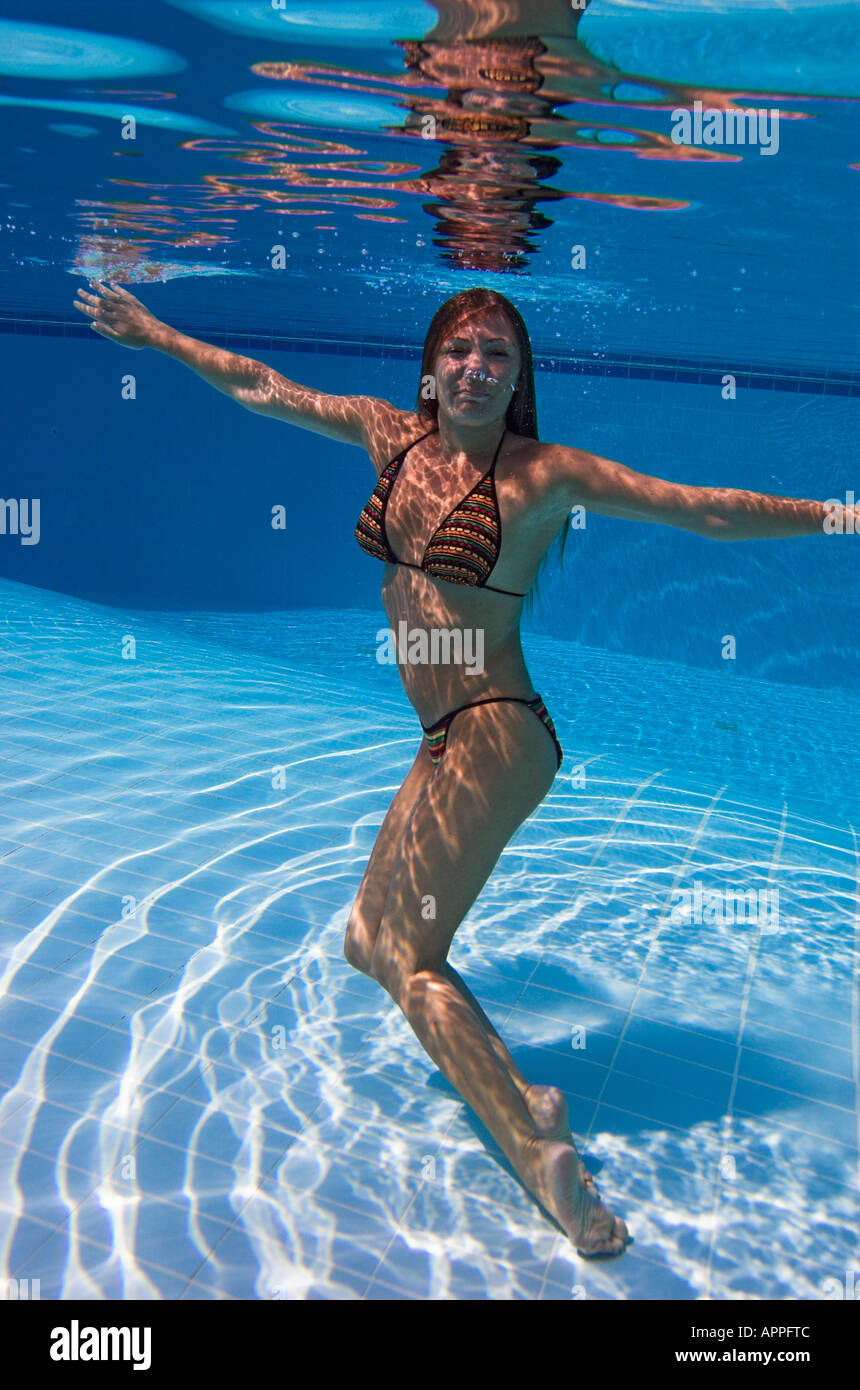 Mujer en bikini bajo el agua en la piscina Fotografía de stock - Alamy