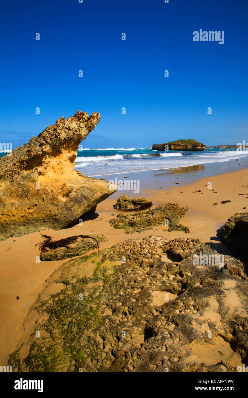 Formación rocosa en la playa en la Bahía de mártires Great Ocean Road Victoria Australia Foto de stock