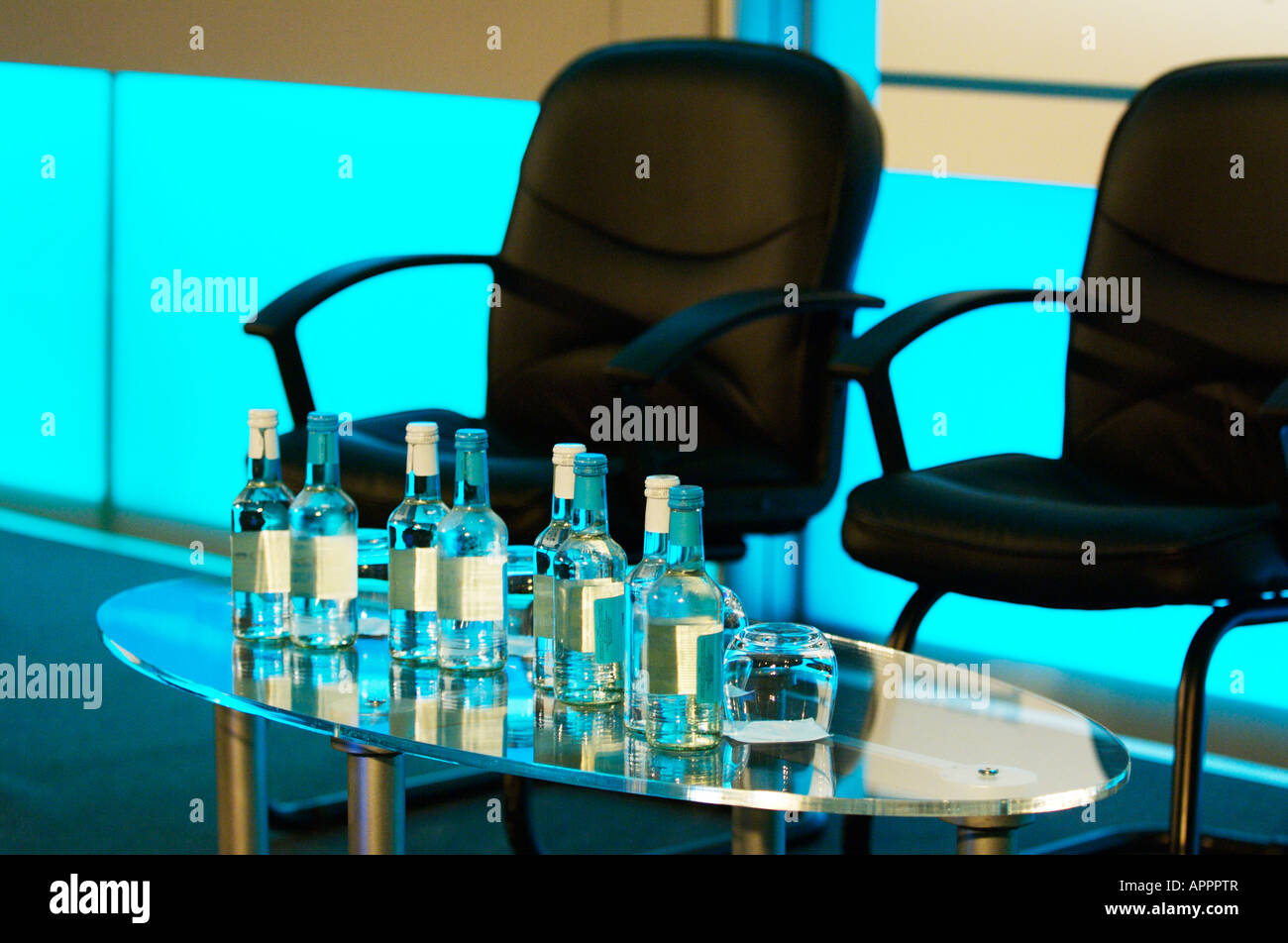 Detalle de conferencia de mesa, agua mineral y silla Foto de stock