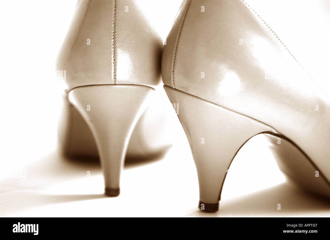 Zapatos de mujer color sepia Fotografía de stock - Alamy