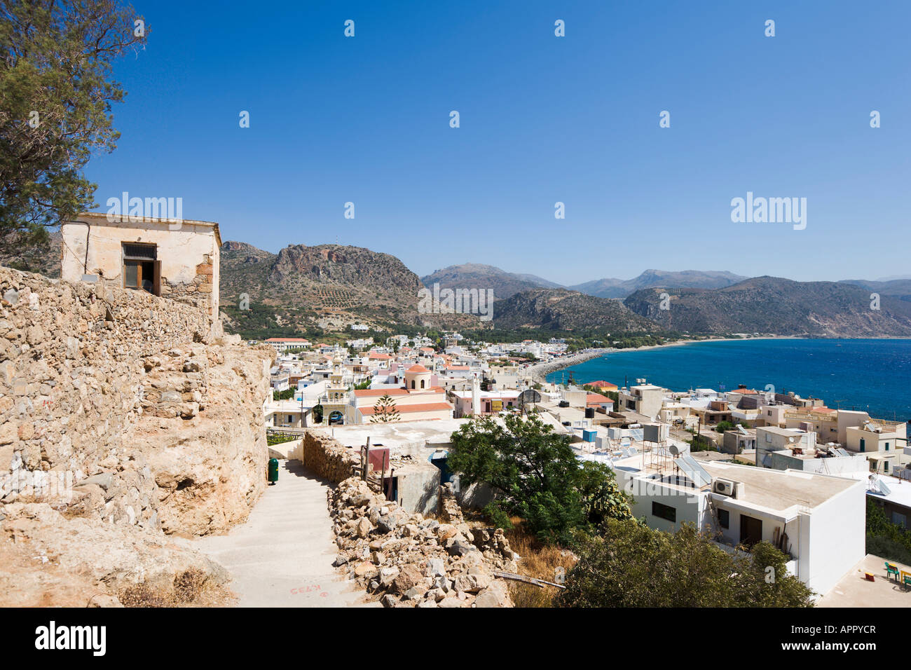 Vistas al pueblo y a la playa desde el castillo, Paleochora, costa sur oeste de la provincia, Hania, Creta, Grecia Foto de stock