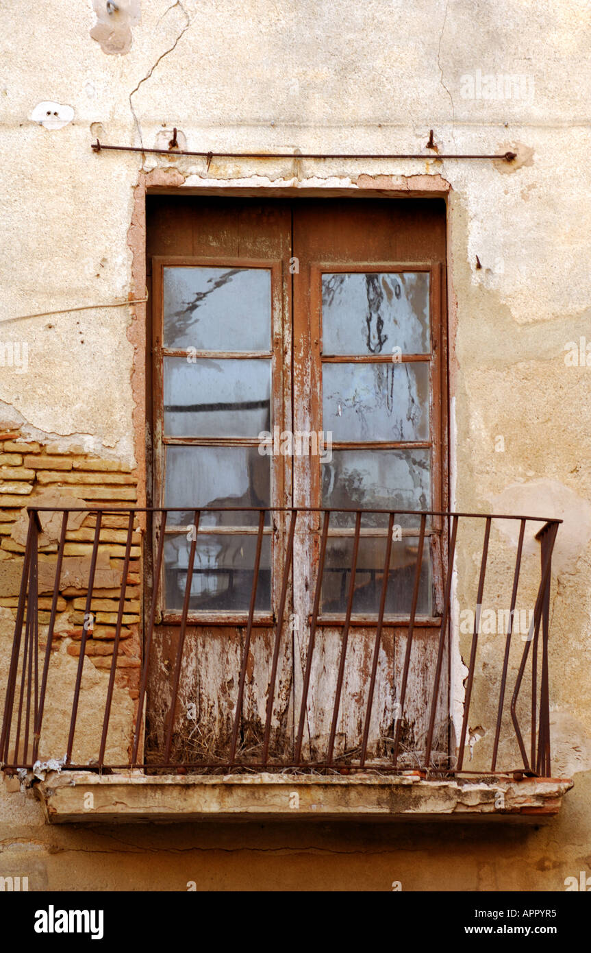 Viejas paredes puertas y ventanas contraventanas y persianas de estilo