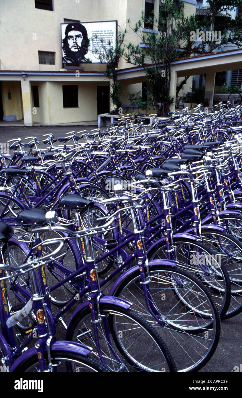 Las bicicletas chinas en una planta de ensamblaje con un póster del Che  Guevara en La Habana, Cuba Fotografía de stock - Alamy