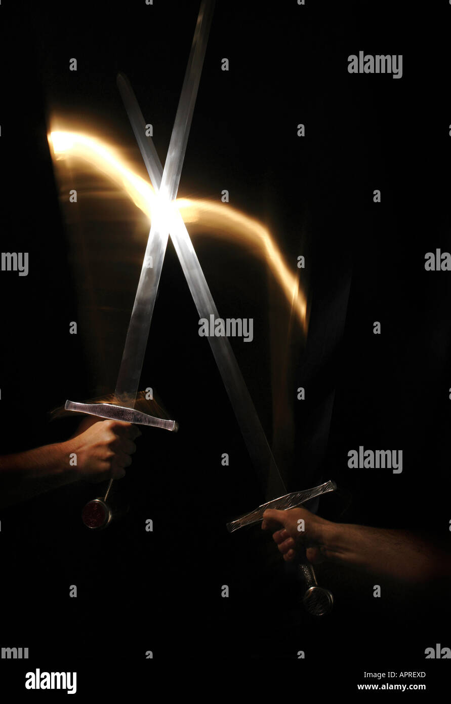 Un choque de espadas en la oscuridad Fotografía de stock - Alamy