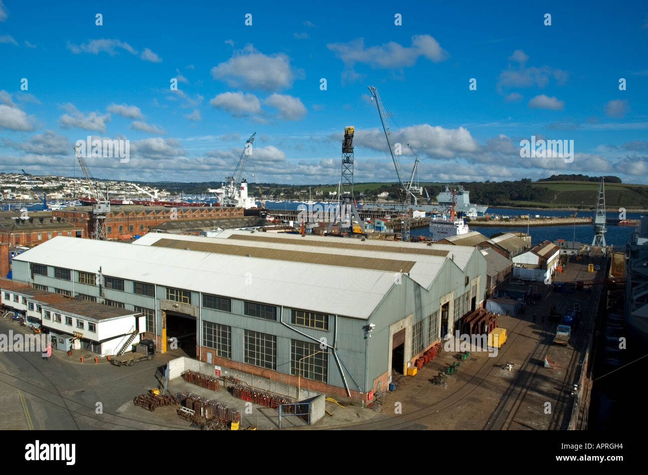 Edificios industriales en pendennis astillero en Falmouth, Cornwall, Inglaterra Foto de stock