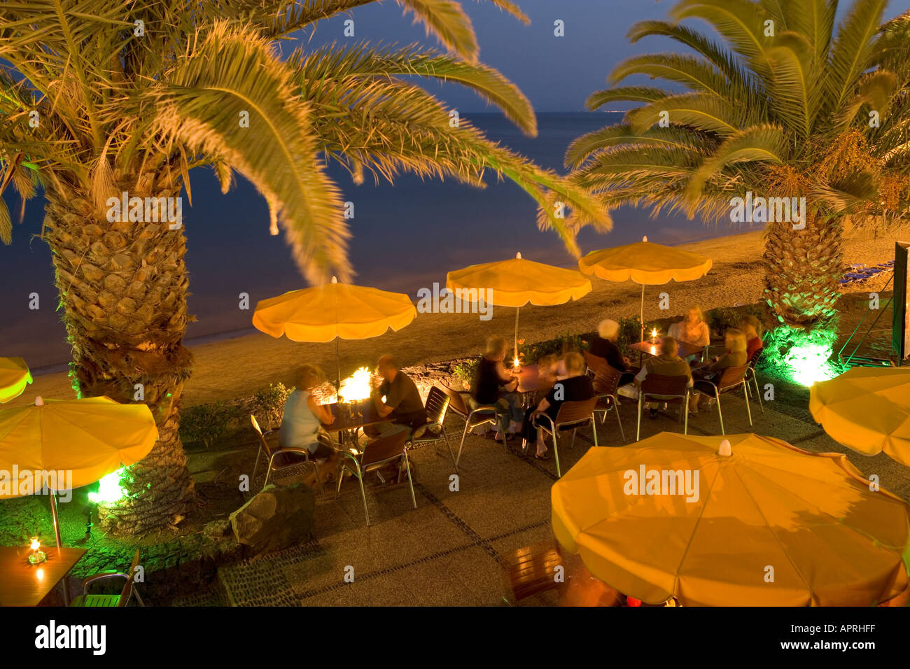 La gente cenar alfresco en Puerto del Carmen, Lanzarote, Islas Canarias  Fotografía de stock - Alamy