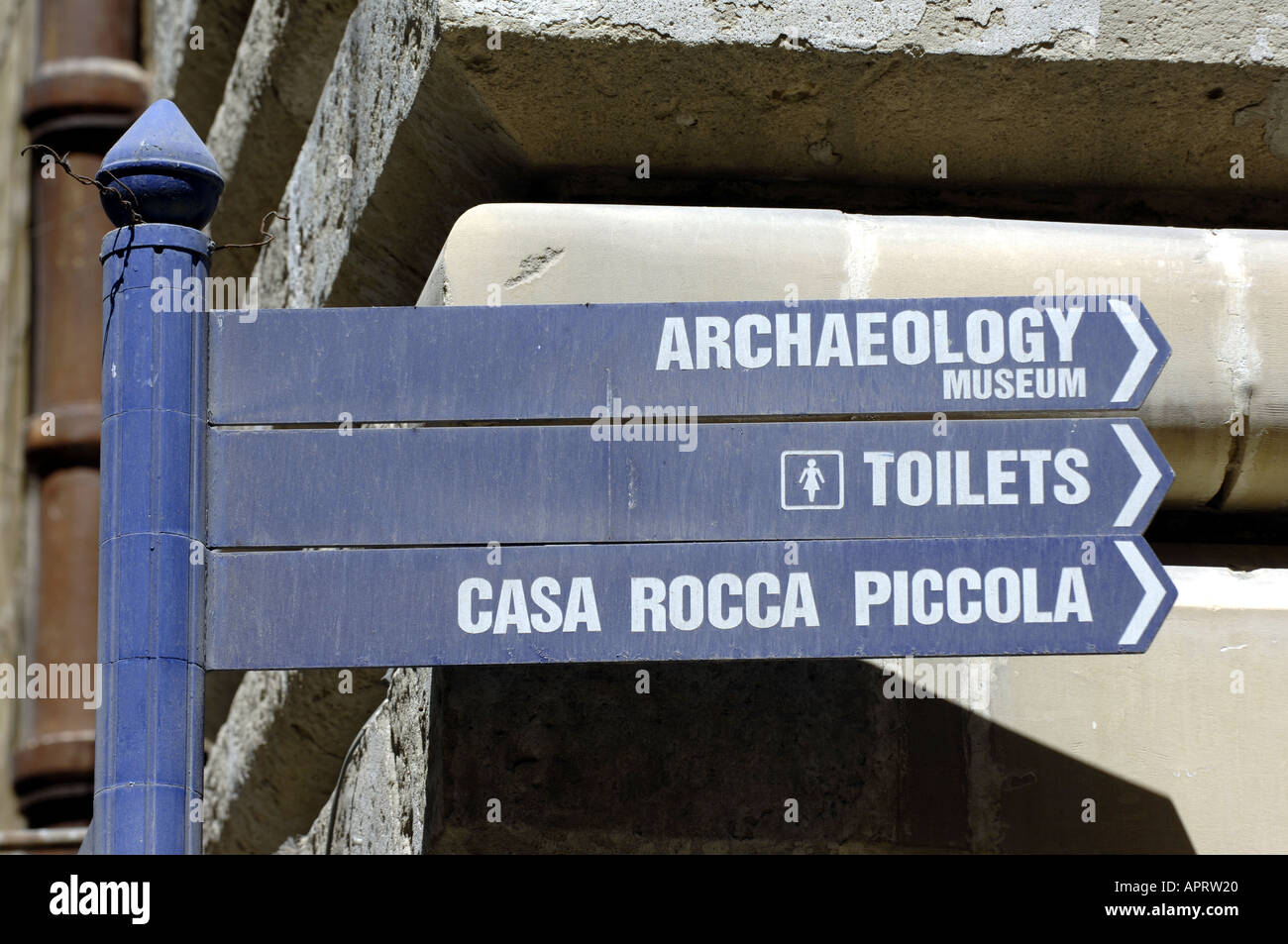 Firmar, signpost, azul, la arqueología, la Casa Rocca Piccola Foto de stock