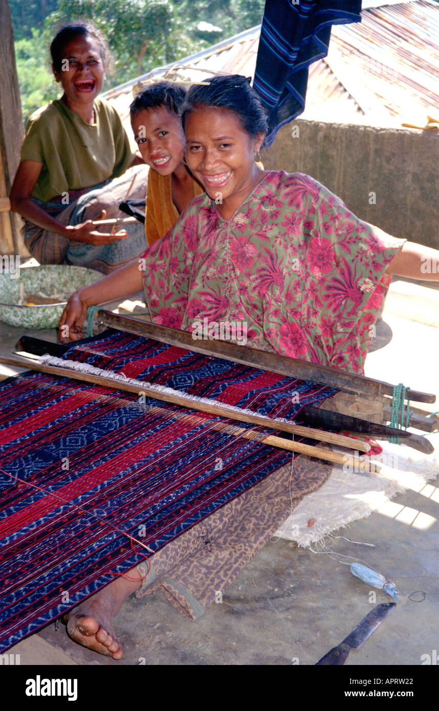 Mujer tejiendo tapices Ikat cerca Kelimutu, isla de Flores, Indonesia, Foto de stock