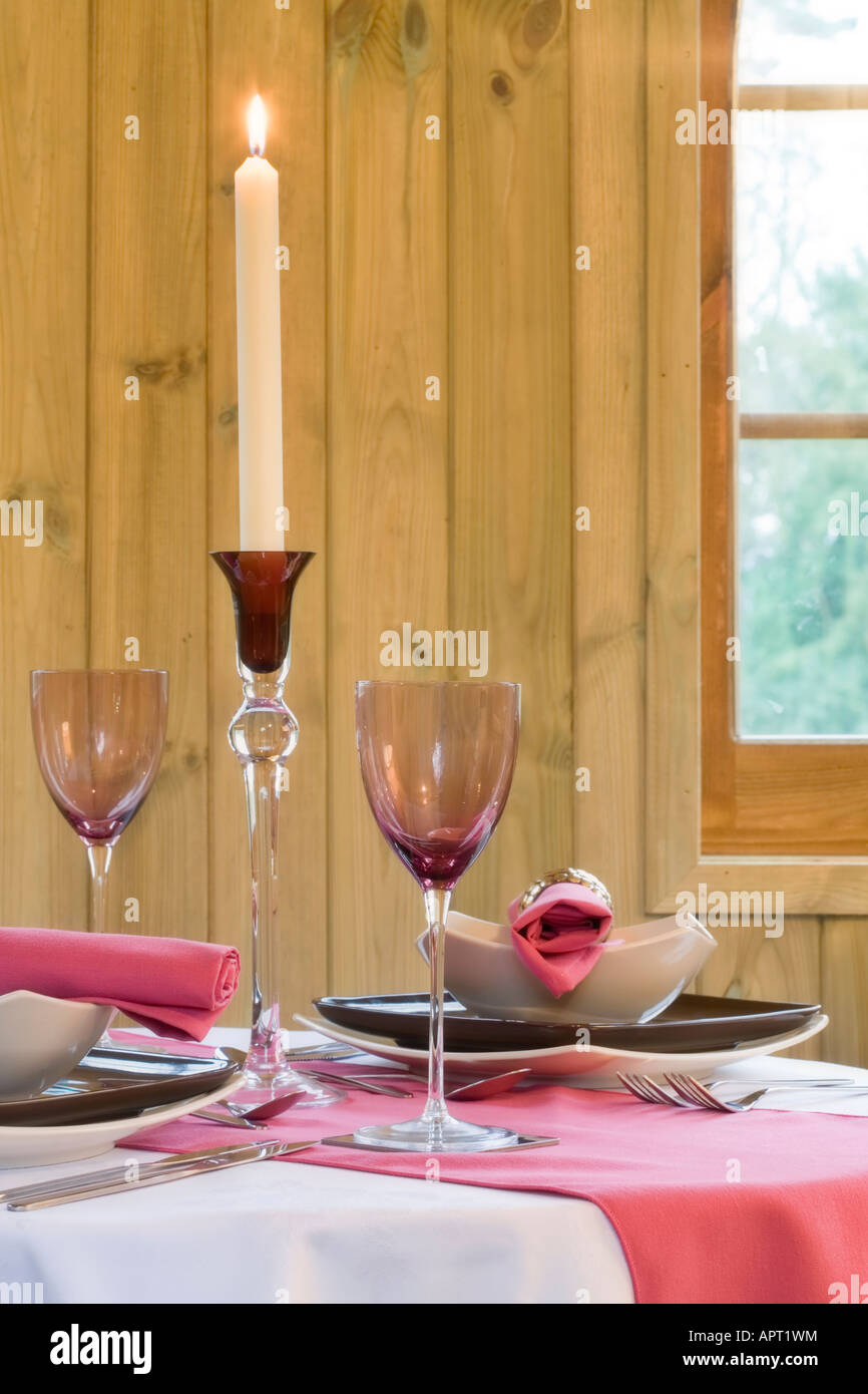 Interior de la cena romántica a la luz de las velas fotografías e imágenes  de alta resolución - Alamy