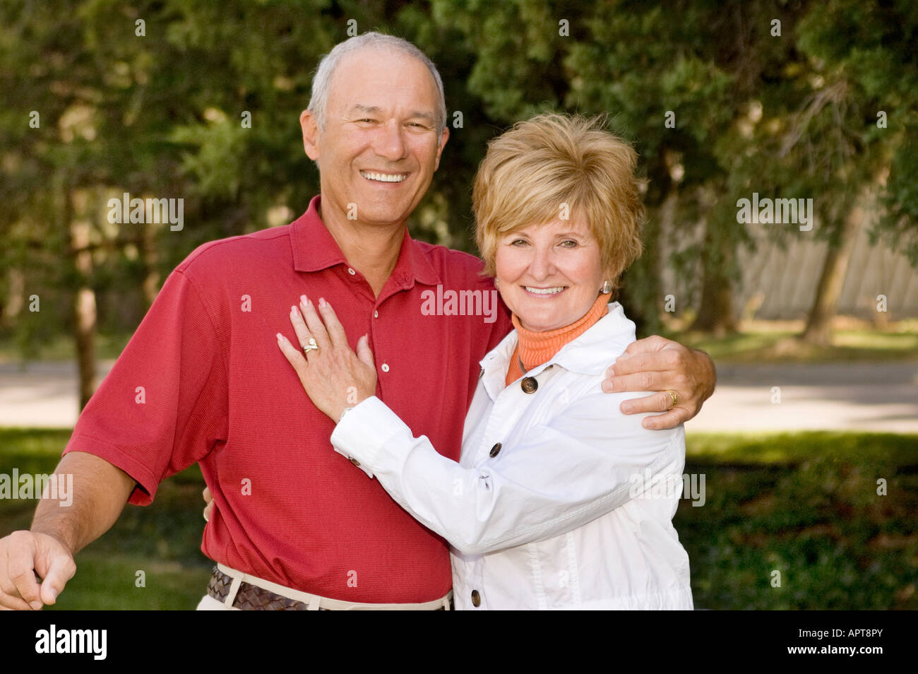 Retrato de la feliz pareja de jubilados Fotografía de stock - Alamy Retrato de la feliz pareja de jubilados Fotografía de stock - Alamy