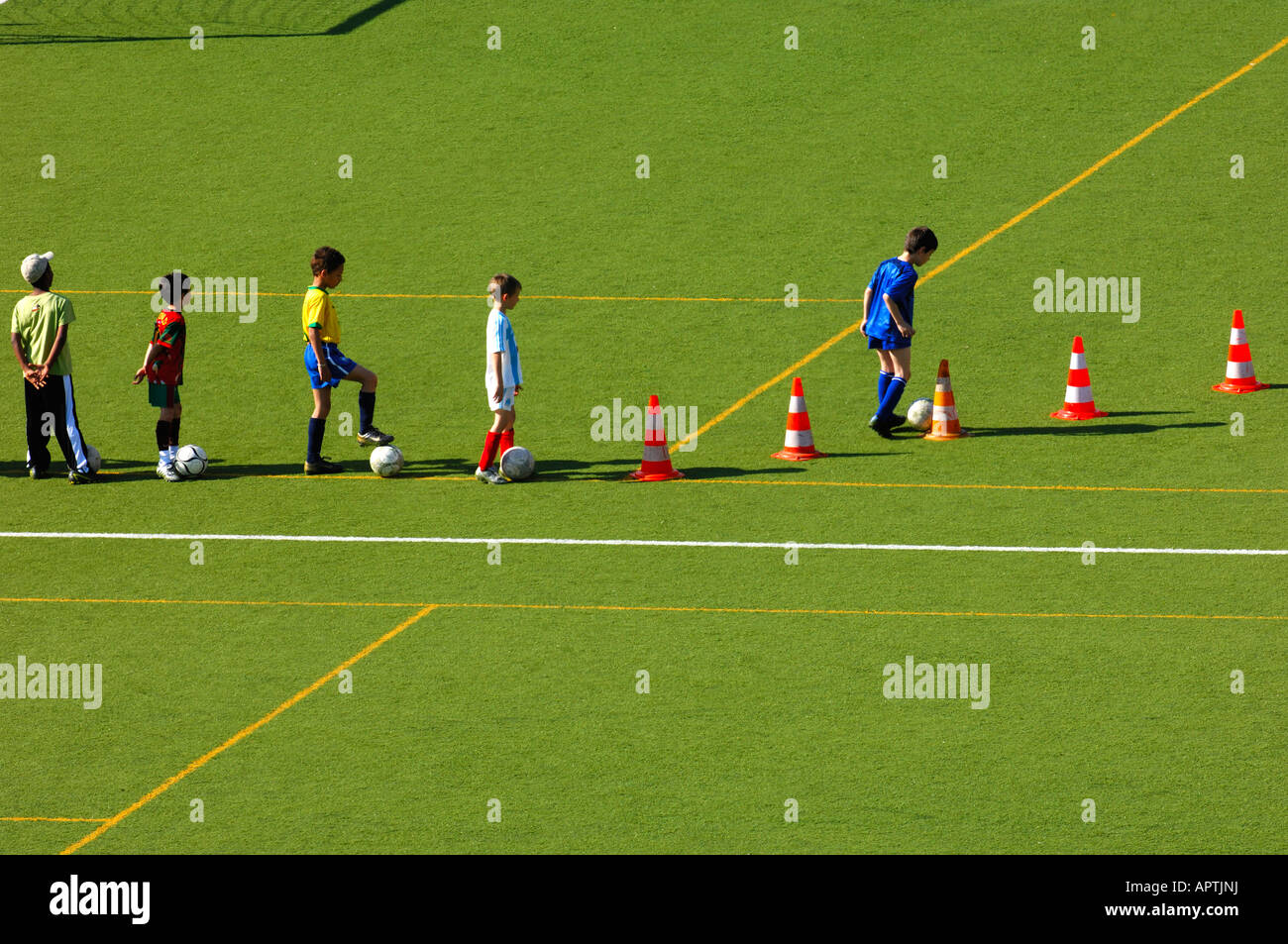 Entrenamiento de fútbol para niños Fotografía de stock - Alamy