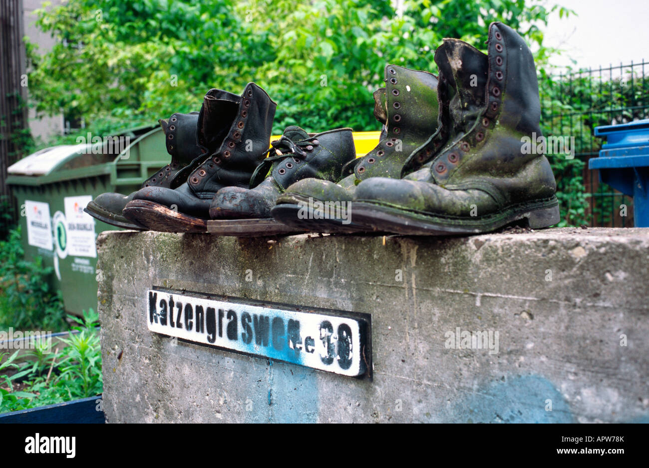 Junio 10, 2005 - usado botas militares en un punto de recogida de residuos en Berlín, en el distrito de Prenzlauer Berg. Foto de stock
