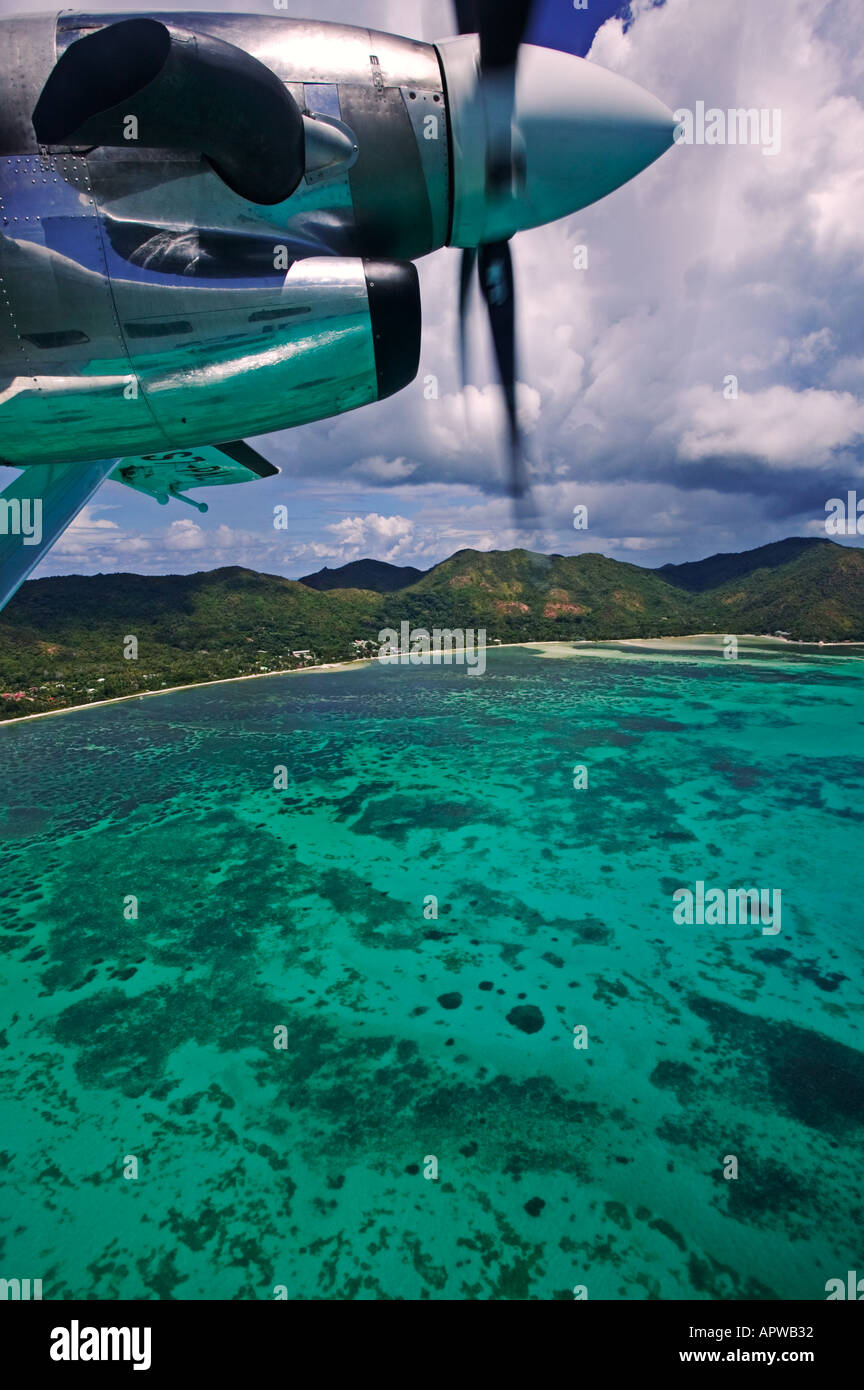 Vista desde la ventana de avión dejando la isla Praslin Seychelles Foto de stock