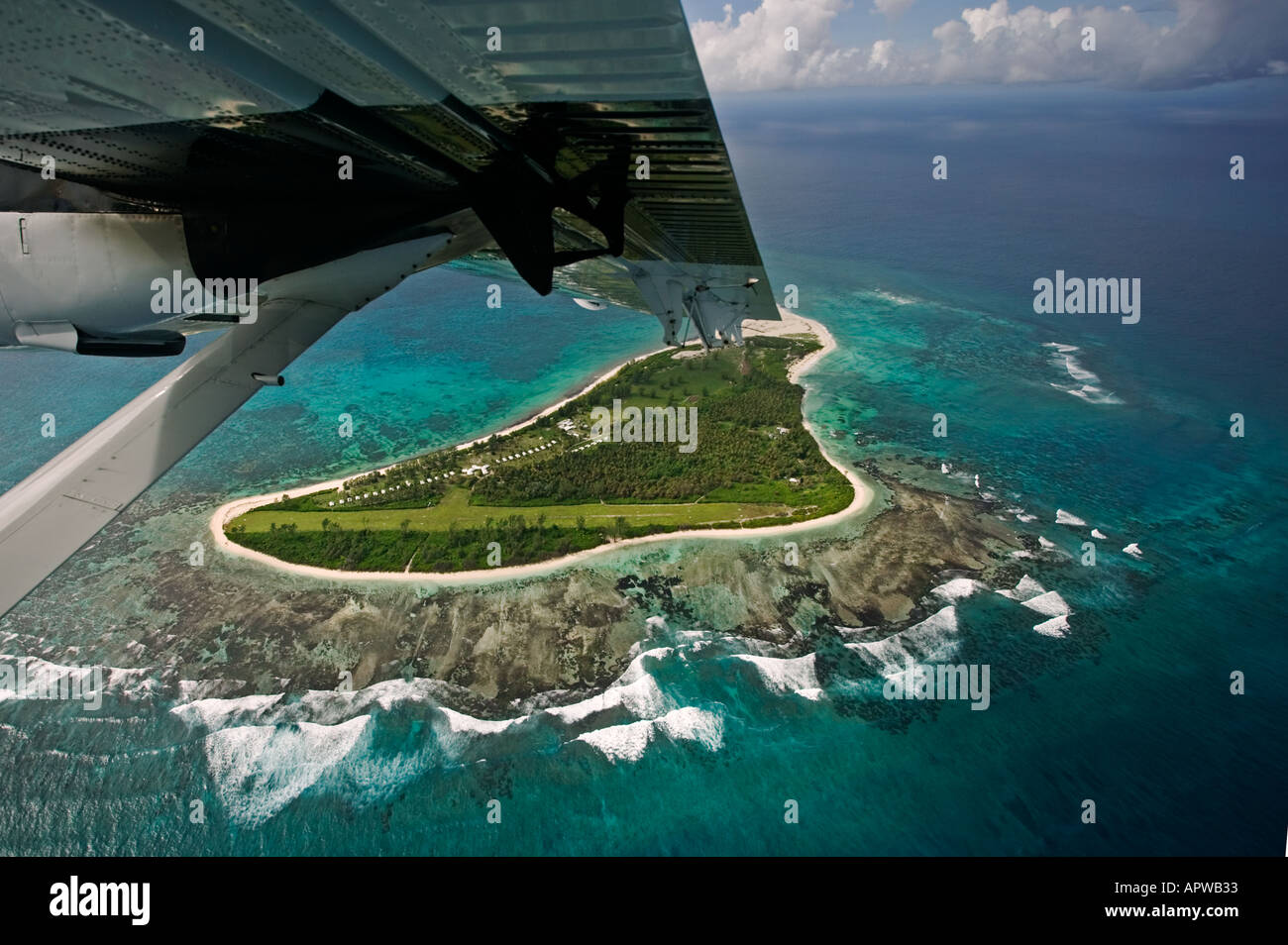 Vista desde la ventana de aviones dejando Bird Island Seychelles Foto de stock
