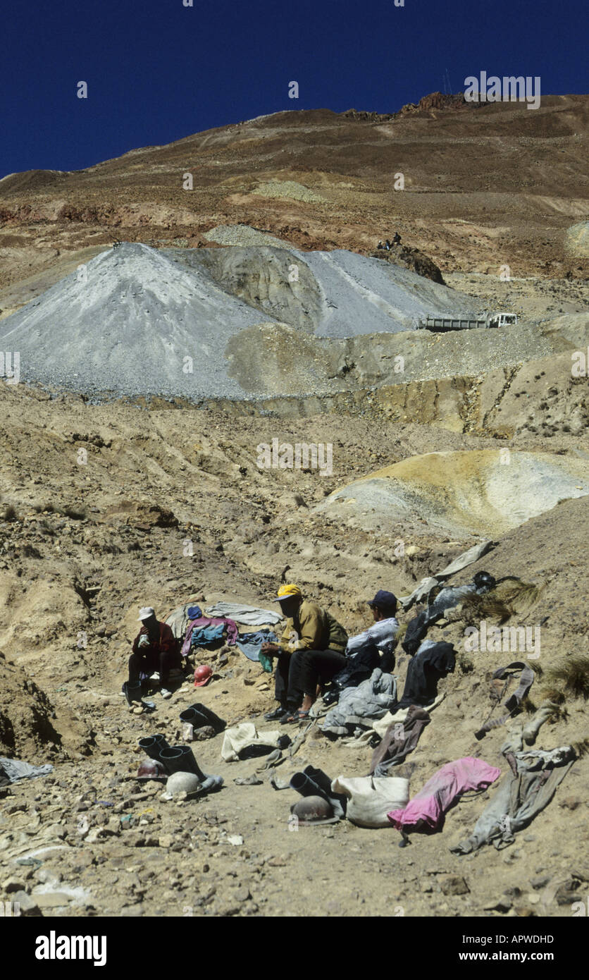 Los mineros mascar hojas de coca y socializar antes de que empiece a