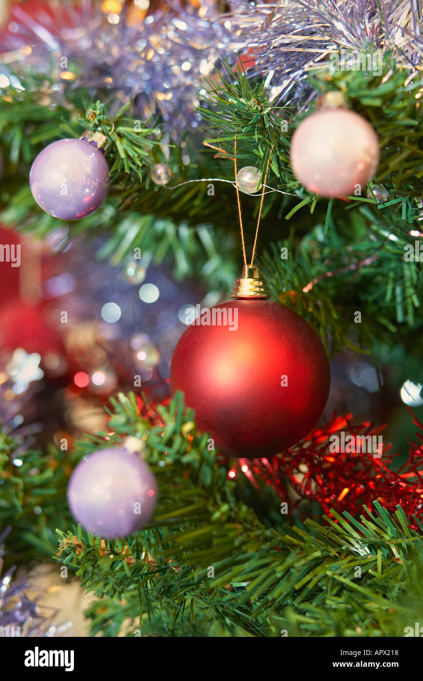 Adornos de Navidad con guirnaldas y adornos de color rojo Foto de stock