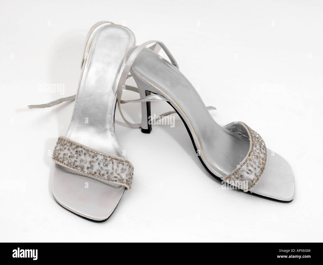 Zapatos plateados de tacon alto fotografías e imágenes de alta resolución -  Alamy