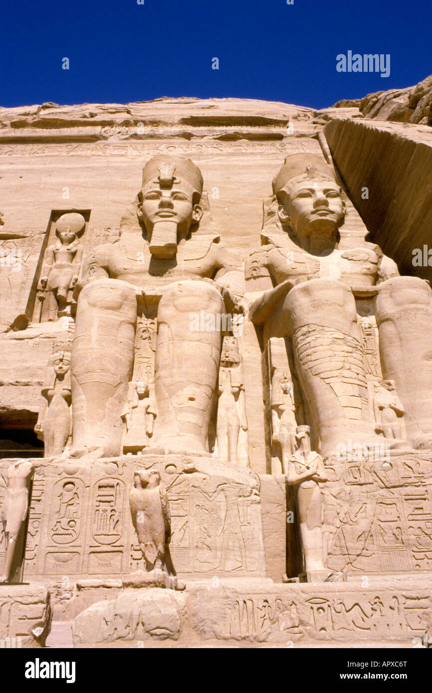 Abu Simbel, la fachada del templo principal con estatuas colosales de Ramsés II Foto de stock