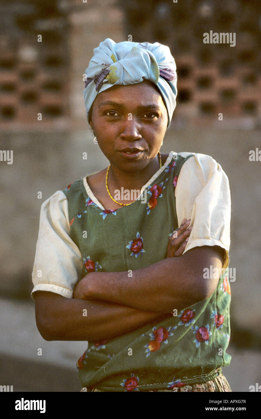Retrato de una mujer joven con un pañuelo atado alrededor de la cabeza  Fotografía de stock - Alamy