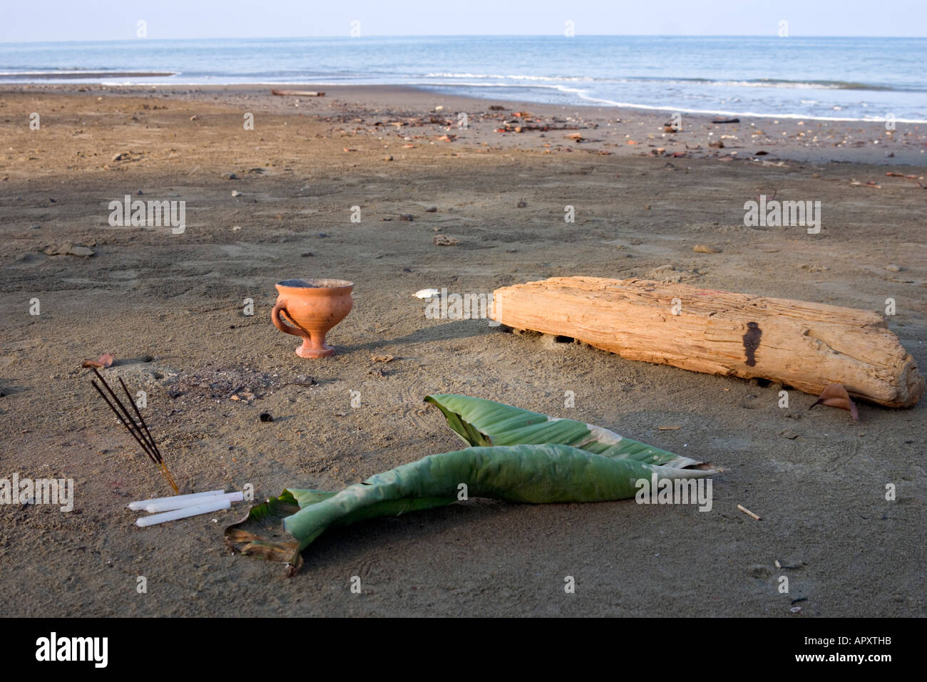 Orando en la playa, la Bahía de Cuthbert, Andaman, Gebetsplatz am Strand von Cuthbert Bay, Andamanen Indien, orando en th Foto de stock