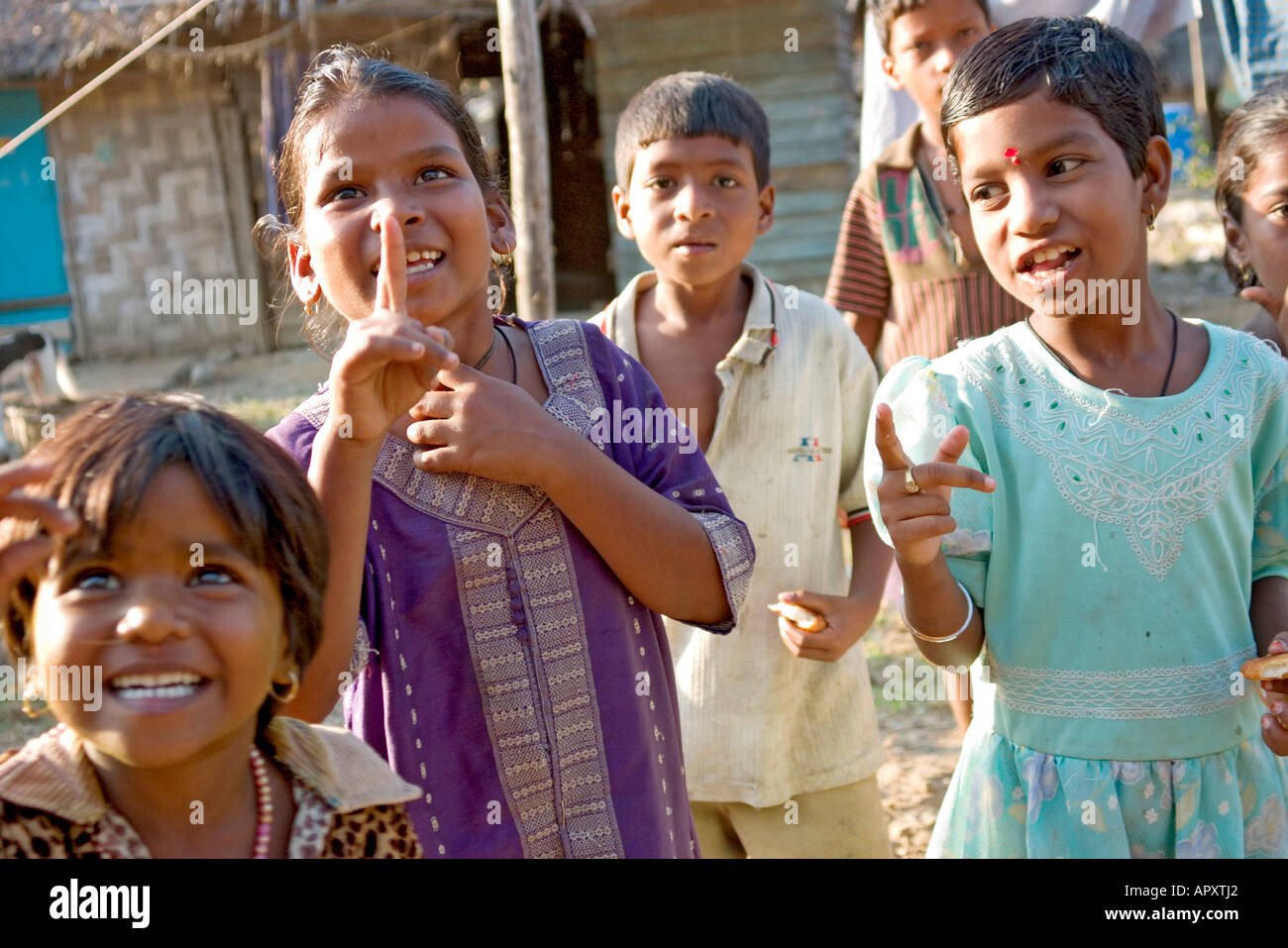 Los niños en la aldea de pescadores, Cuthbert Bay, Andaman, Kinder en Fischerdorf, Andamanen Indien, niños en la aldea de pescadores, Andama Foto de stock