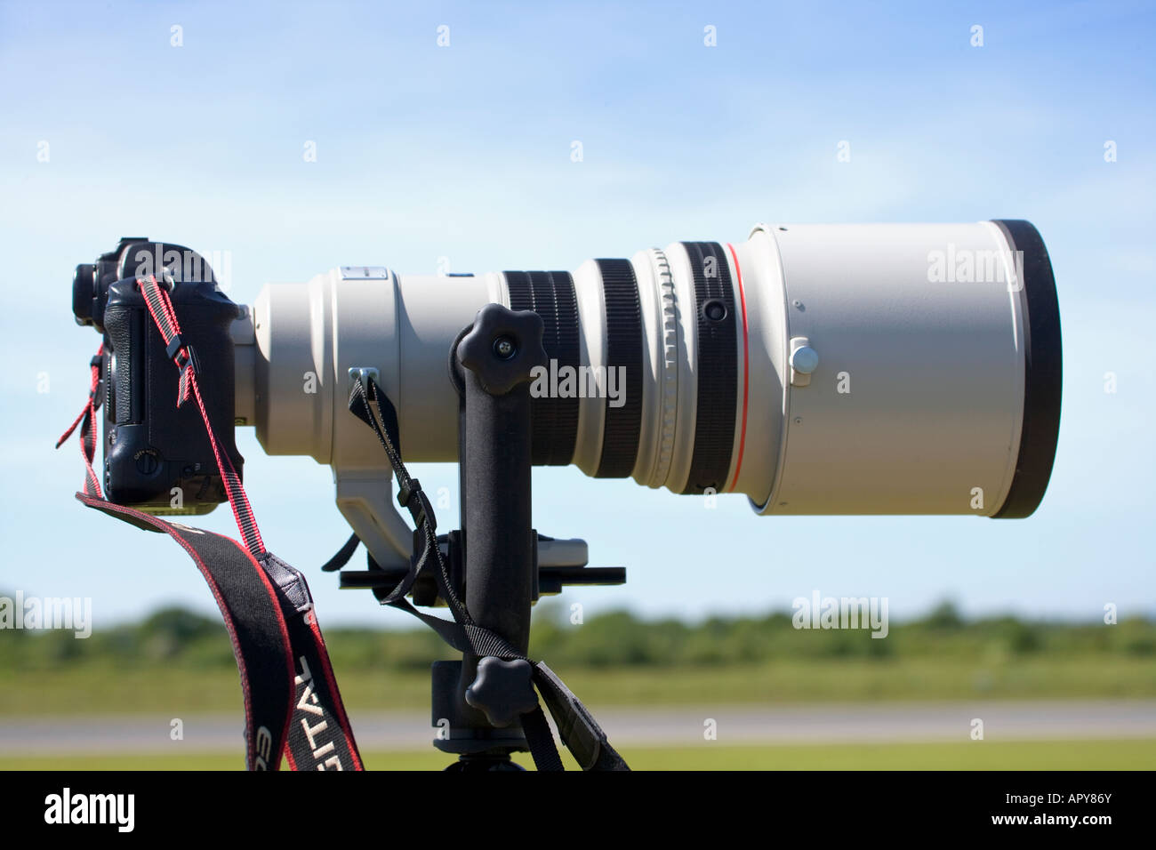 Objetivos Canon serie L con montura EF de 300 mm f/2.8 L IS (izquierda) y  400 mm f/2.8 L IS III (derecha Fotografía de stock - Alamy