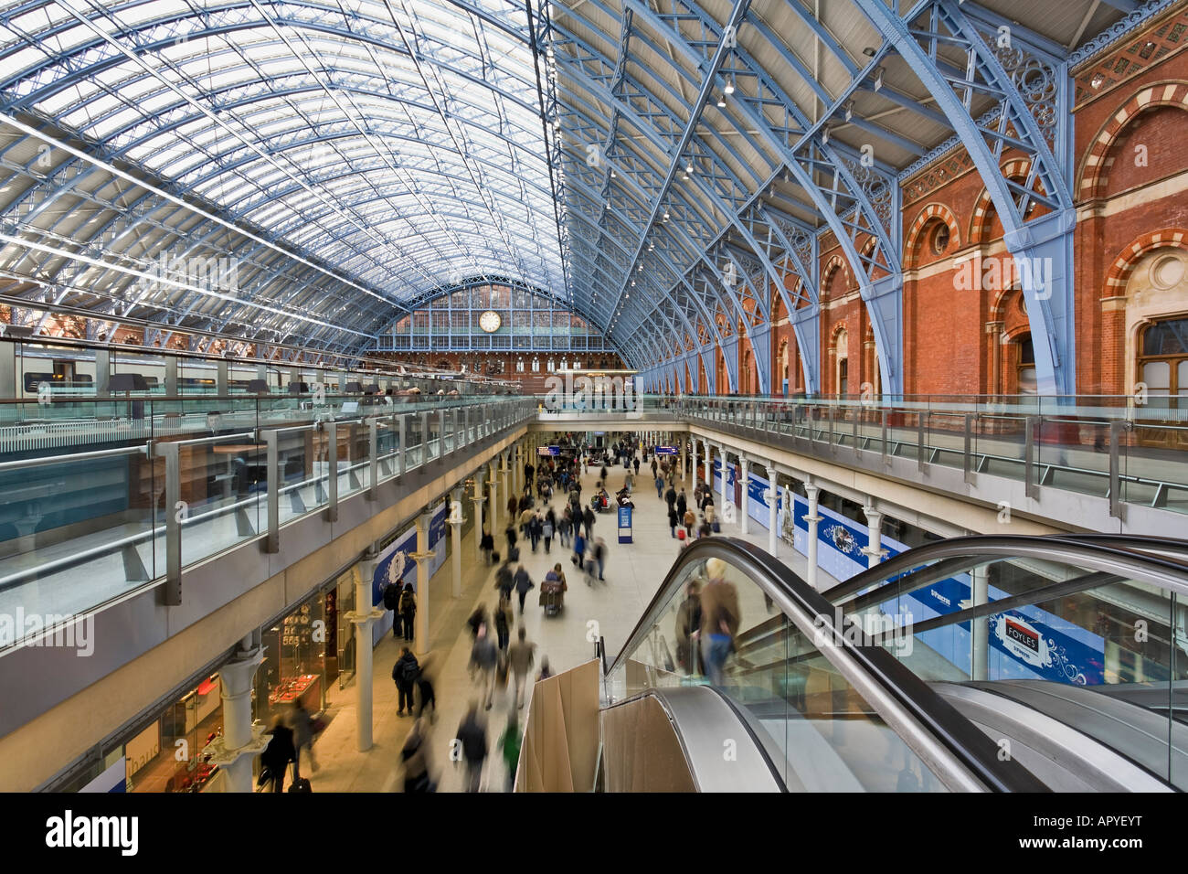 Interior de la reformada estación St Pancras International Foto de stock