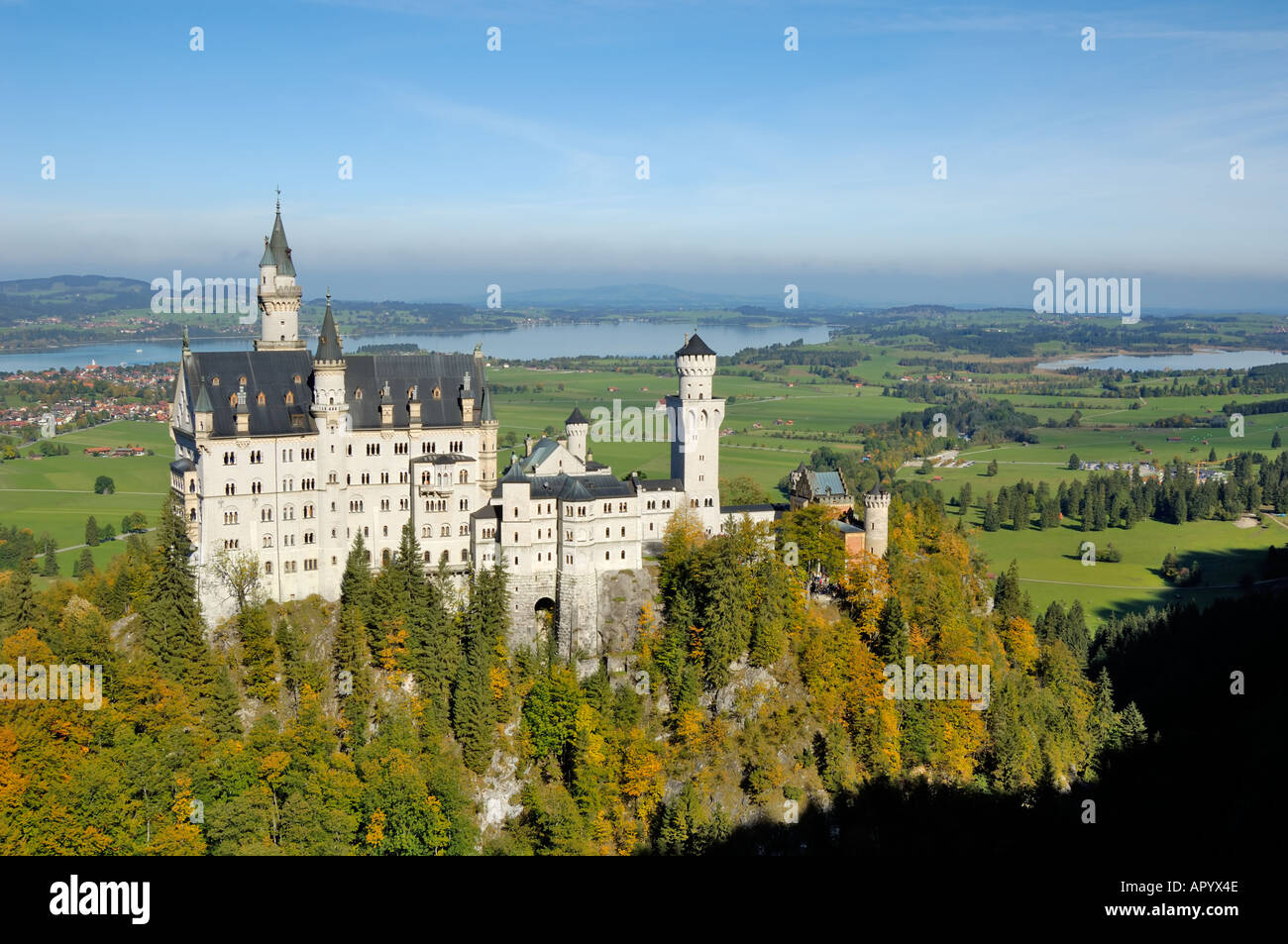 Schloss Neuschwanstein, el castillo de cuento de hadas construido por el rey Ludwig II, cerca de Fussen, Baviera (Bayern), Alemania Foto de stock