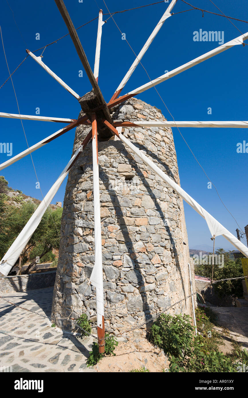 El molino de viento en la carretera entre Heraklion y Agios Nikolaos, provincia Lasithi, Costa Noreste, Creta, Grecia Foto de stock