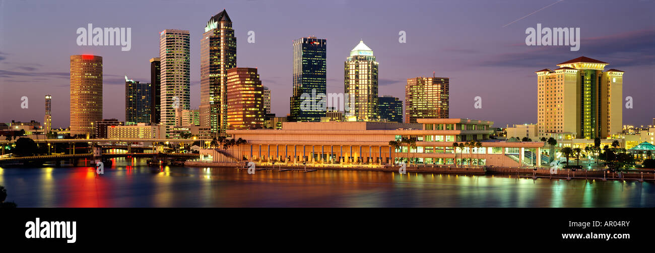 Vista panorámica de Tampa, Florida skyline reflejando en Tampa Bay al  atardecer Fotografía de stock - Alamy