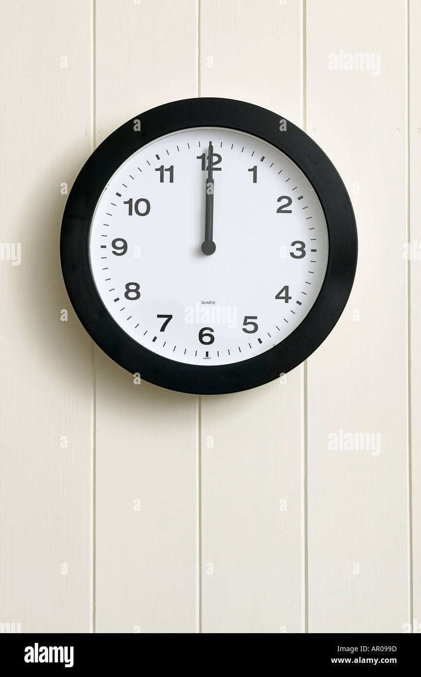 Reloj de pared que muestra la hora del mediodía a medianoche 12 horas 1200  2400 Fotografía de stock - Alamy