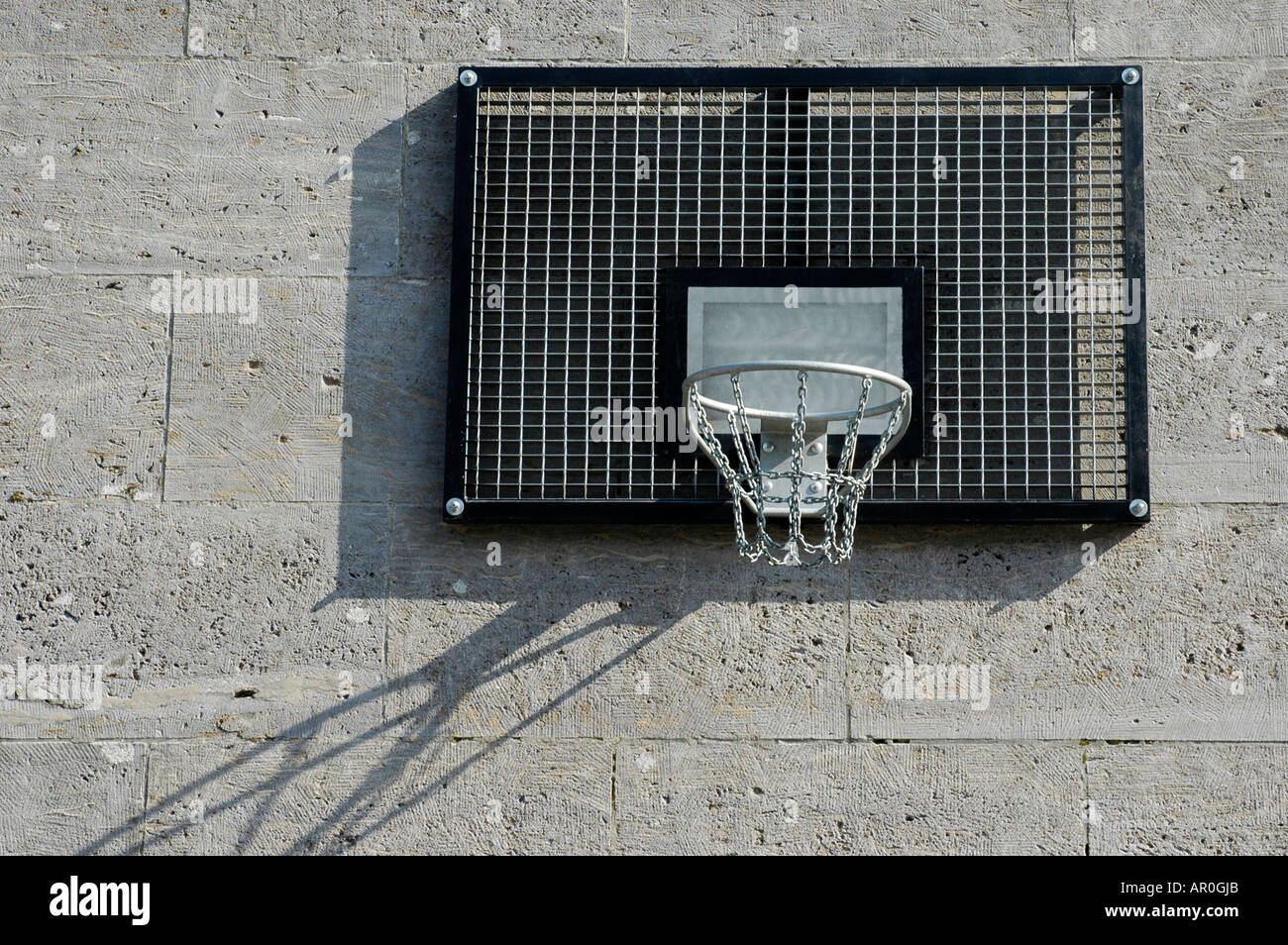 Canasta de baloncesto de metal en la pared de piedra Fotografía de stock -  Alamy