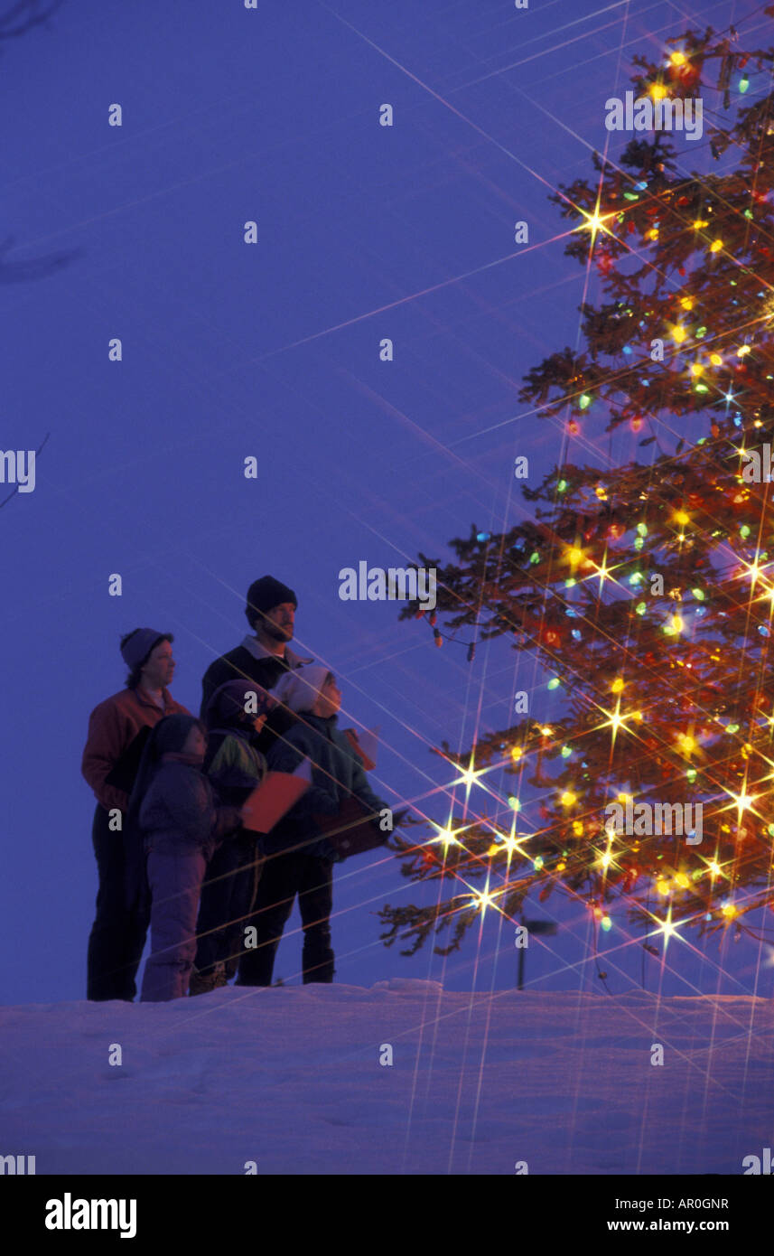 Familia canta villancicos bajo el árbol de Navidad en la ciudad/nAnchorage  Alaska Fotografía de stock - Alamy