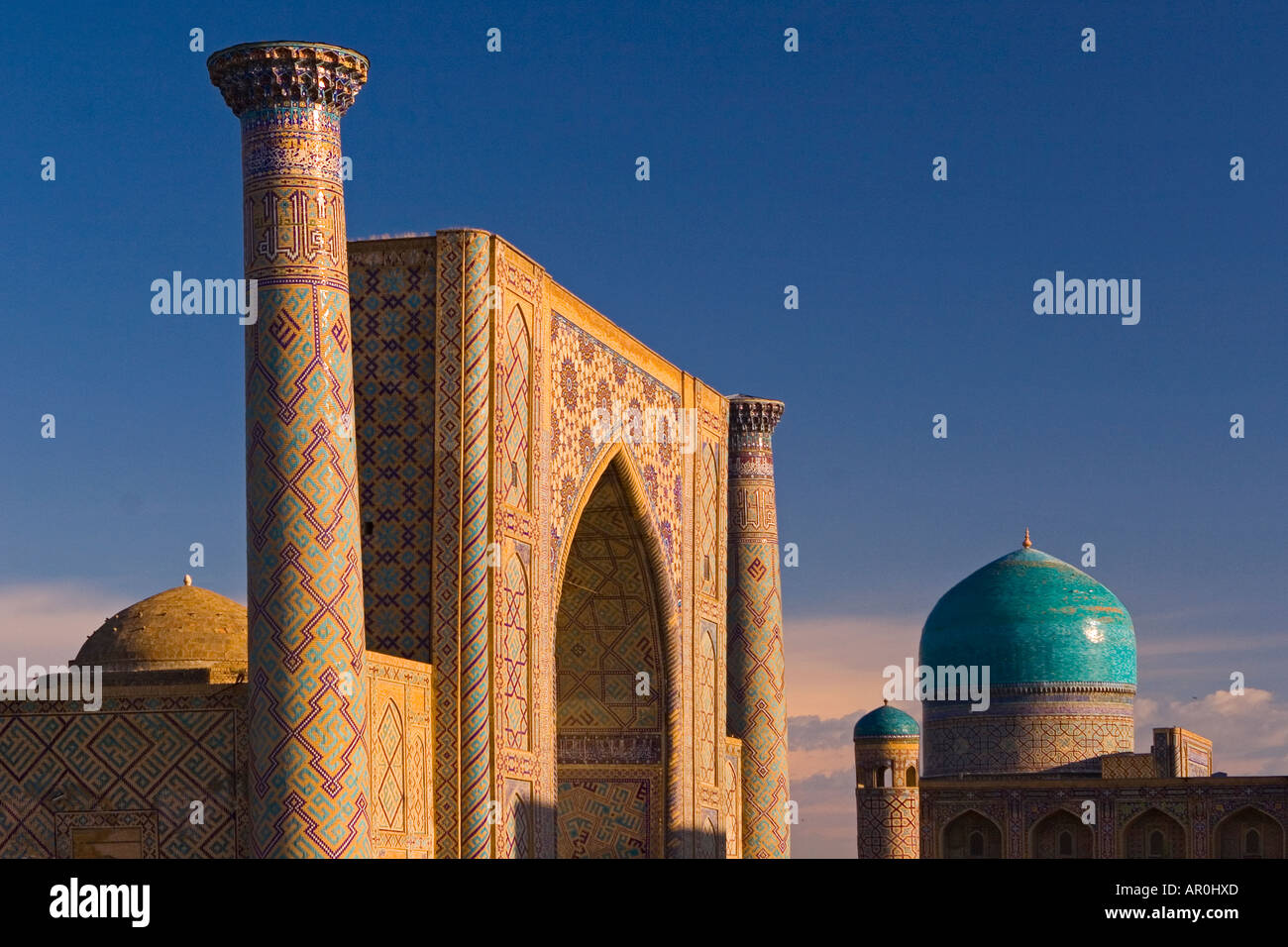 El impresionante complejo de Registán al amanecer de Samarcanda, Uzbekistán Foto de stock