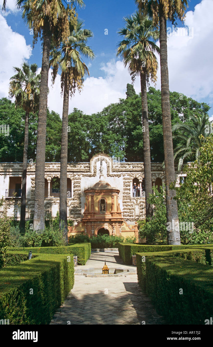 Vista a lo largo de la ruta a Grotesque Galería, jardines de palacio, el Palacio mudéjar, los Reales Alcázares, Sevilla, España Foto de stock