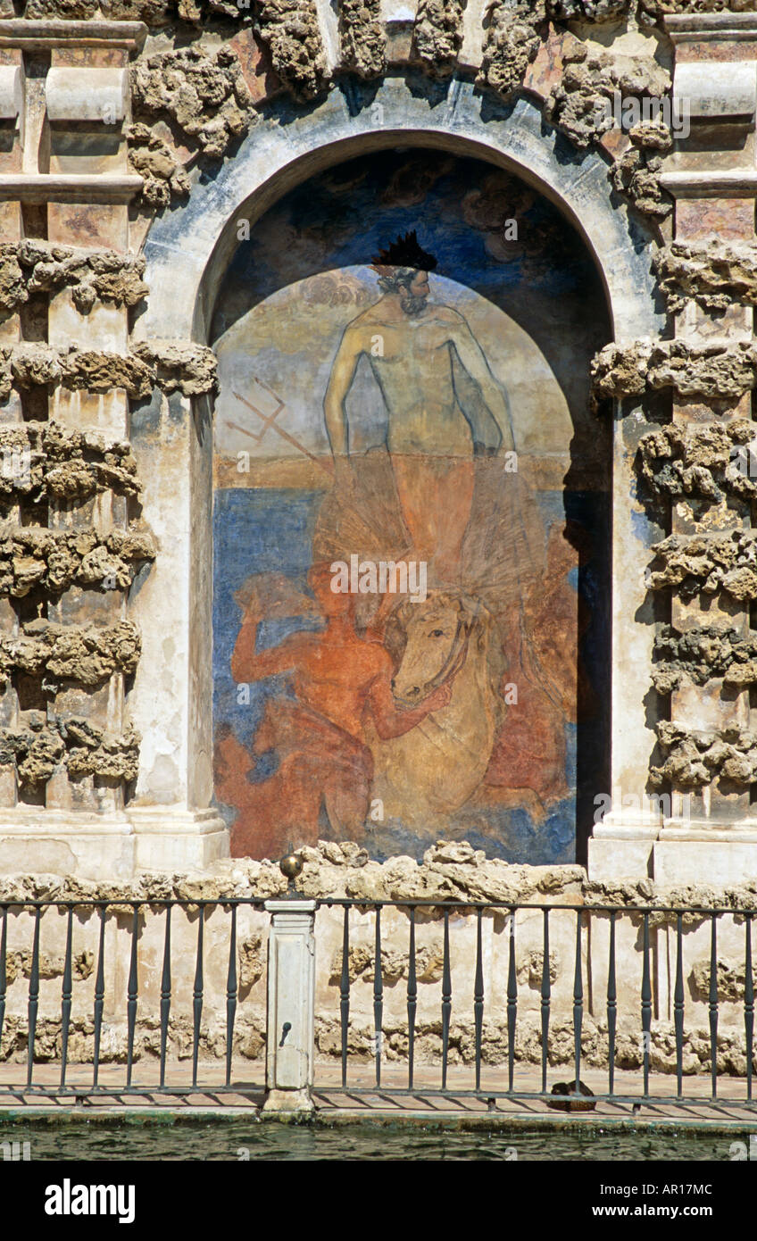 Fresco junto a la misericordia la piscina, jardines de palacio, el Palacio mudéjar, los Reales Alcázares, Sevilla, España Foto de stock