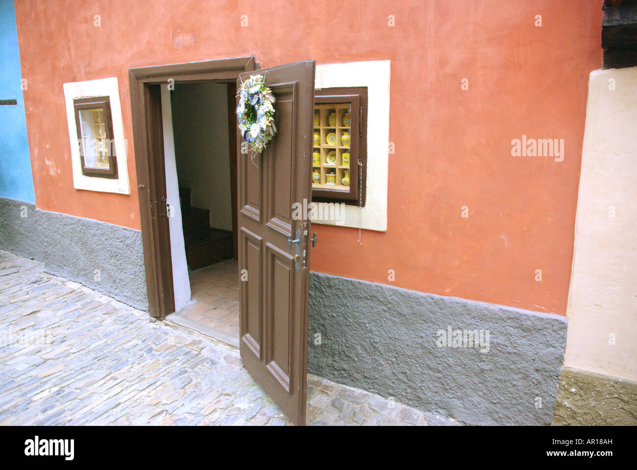 El Castillo de Praga, diminutivo tienda con paredes rosadas y una puerta  abierta de Zlata ulicka (Golden Lane Fotografía de stock - Alamy