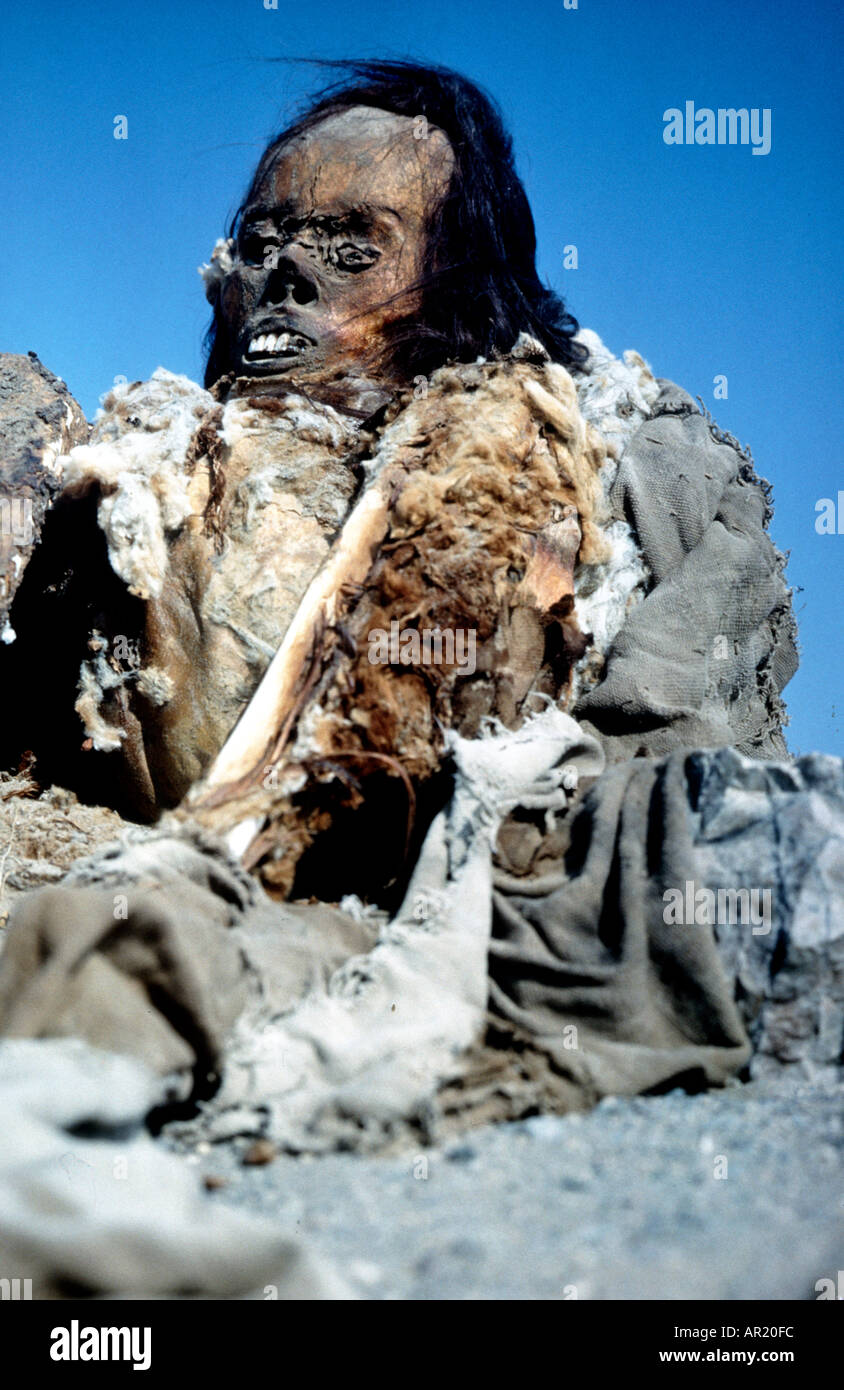 Momia humana en el Cementerio de Chauchilla cerca de Nazca en Perú Foto de stock