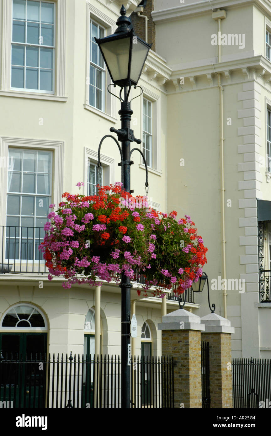 Cerca del edificio Georgiano blanco streetlamp antiguos y flores en la zona ribereña en Richmond upon Thames Surrey, Inglaterra Foto de stock