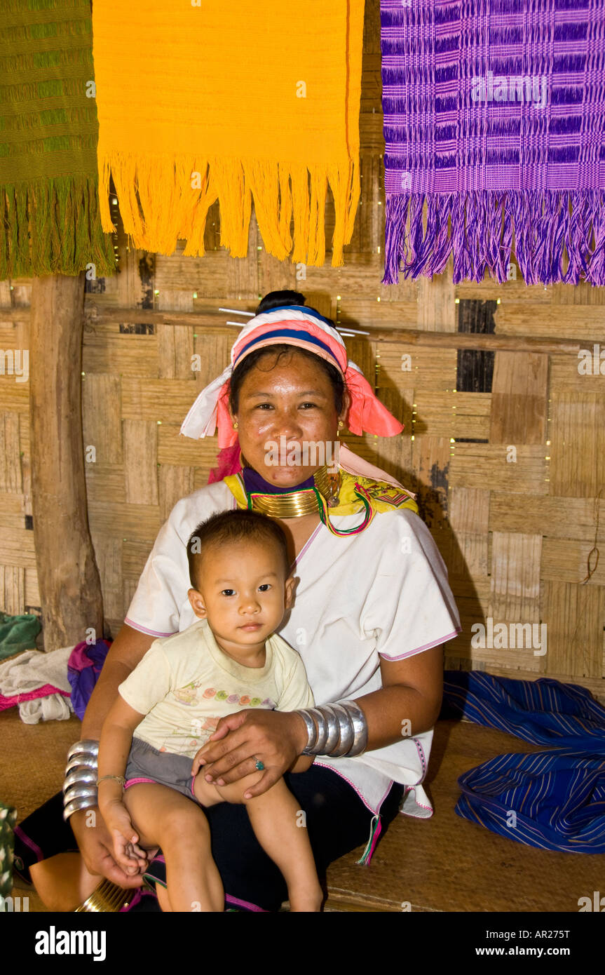 Retrato de mujer y niño Paduang en el asentamiento de refugiados en el norte de Tailandia. Foto de stock