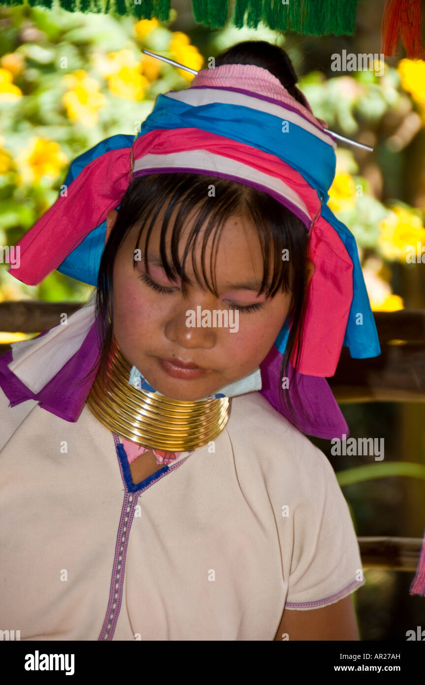 Retrato de mujer Paduang en el asentamiento de refugiados en el norte de Tailandia. Foto de stock