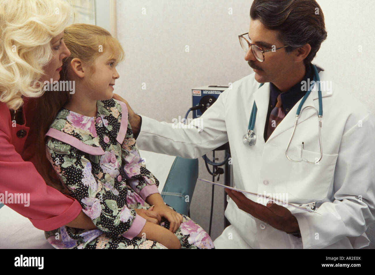 Médico y paciente joven juguetona, examen físico, Miami Foto de stock